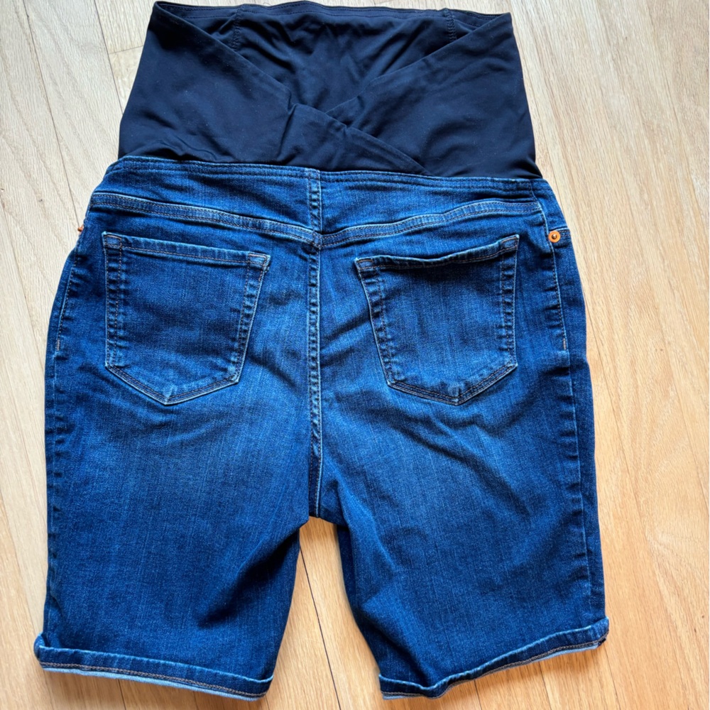 Isabel Maternity Ingrid & Isabel Denim Bermuda Shorts. Size 6